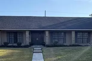 8 Bayou Bend Pl, Beaumont, TX 77706 - Photo 2