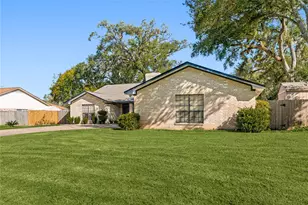303 Narcissus St, Lake Jackson, TX 77566 - Photo 4