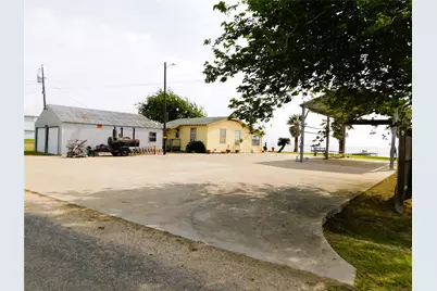 635 Marshall Johnson Avenue S, Port Lavaca, TX 77979 - Photo 6