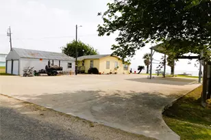 635 Marshall Johnson Ave S, Port Lavaca, TX 77979 - Photo 6