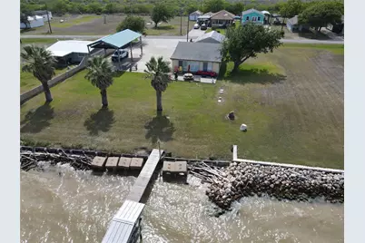 635 Marshall Johnson Avenue S, Port Lavaca, TX 77979 - Photo 2