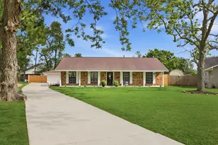 59 S Shamrock Ct, Lake Jackson, TX 77566 - Photo 2