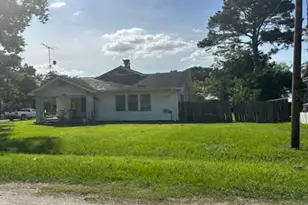 103 Birch St, Wallis, TX 77485 - Photo 1