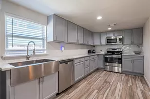 909 32nd St, Galveston, TX 77550 - Photo 1