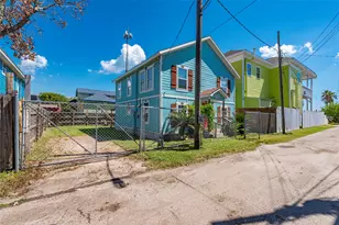 909 32nd St, Galveston, TX 77550 - Photo 2