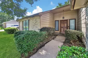 2820 Sugar Wood Dr, League City, TX 77573 - Photo 2