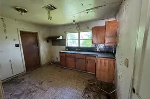 5811 Westover St, Houston, TX 77033 - Photo 4