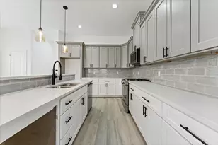 723 E 37th St, Houston, TX 77022 - Photo 16