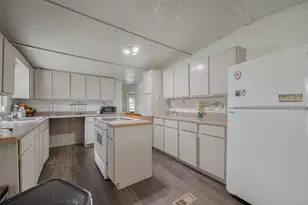 2316 Green Meadows Dr, Sealy, TX 77474 - Photo 10