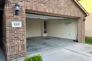 1215 Wallflower Ave, Baytown, TX 77521 - Photo 4