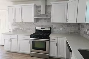 105 E Wavy Oak Cir, The Woodlands, TX 77381 - Photo 2