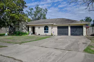 729 Newman St, Angleton, TX 77515 - Photo 2