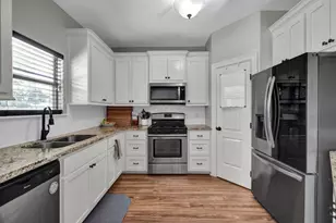511 Sycamore St, Lake Jackson, TX 77566 - Photo 2