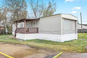 2222 N Austin Ave, Pearland, TX 77581 - Photo 2