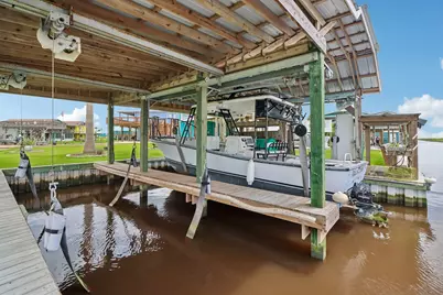 130 Admiral Lane, Freeport, TX 77541 - Photo 8