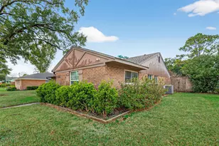 8106 Twin Hills Dr, Houston, TX 77071 - Photo 4