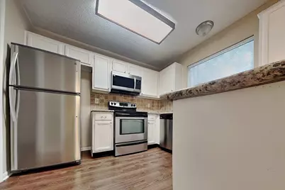 11 Brentwood Oaks Court, The Woodlands, TX 77381 - Photo 8