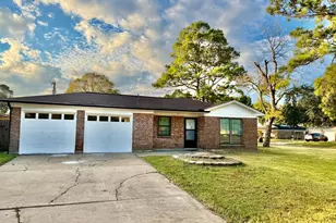 620 Circle Way, Alvin, TX 77511 - Photo 2