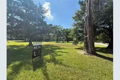 815 Bowie Street, Baytown, TX 77520 - Photo 2