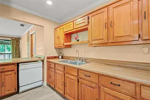 117 Camellia St, Lake Jackson, TX 77566 - Photo 10