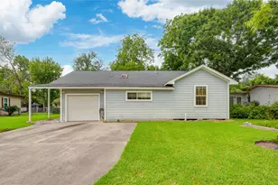 117 Camellia St, Lake Jackson, TX 77566 - Photo 2