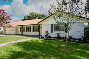 800 Rosewood Dr, Baytown, TX 77520 - Photo 2