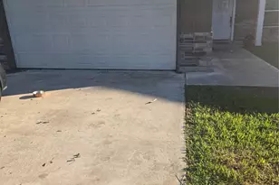 125 Smith St, Clute, TX 77531 - Photo 2