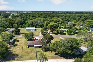 727 Cindy Ln, Cove, TX 77523 - Photo 2