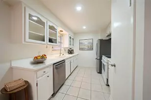 8245 Kingsbrook Rd, Houston, TX 77024 - Photo 6