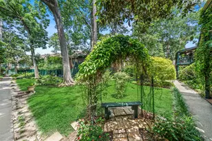 8245 Kingsbrook Rd, Houston, TX 77024 - Photo 18