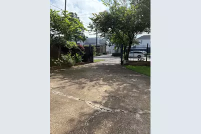 643 E 10th 1/2 Street, Houston, TX 77008 - Photo 12