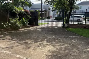643 E 10th 1/2 St, Houston, TX 77008 - Photo 12