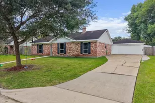 4910 Old Castle Ln, Dickinson, TX 77539 - Photo 2