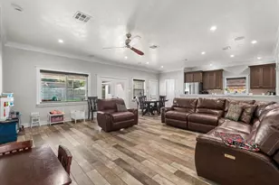 4910 Old Castle Ln, Dickinson, TX 77539 - Photo 10