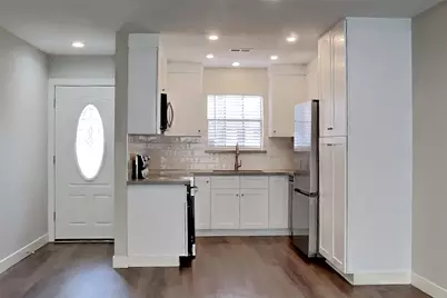 16 W Bigelow Oak Court, The Woodlands, TX 77381 - Photo 2