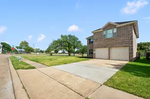 101 Cacao St, Lake Jackson, TX 77566 - Photo 2