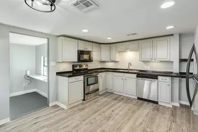 640 Whitten Street, Clute, TX 77531 - Photo 8