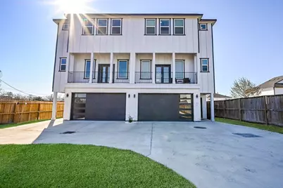 4746 Mallow Street E, Houston, TX 77033 - Photo 2