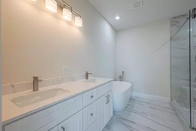 4746 Mallow Street E, Houston, TX 77033 - Photo 34