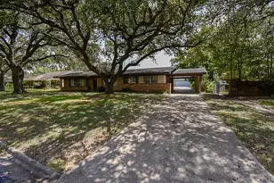 2116 Rosemary St, El Campo, TX 77437 - Photo 2