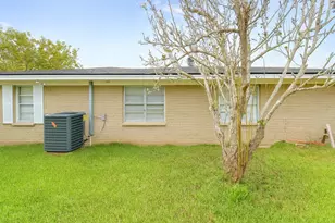 1424 N Avenue F, Freeport, TX 77541 - Photo 4