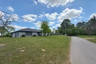 935 Center St, Buffalo, TX 75831 - Photo 2