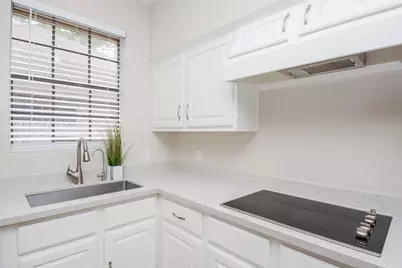 10 Heathstone Place, The Woodlands, TX 77381 - Photo 6