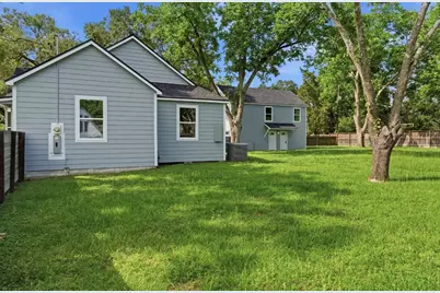 723 N Meyer St, Sealy, TX 77474 - Photo 8