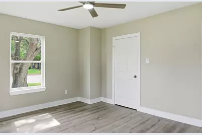 723 N Meyer St, Sealy, TX 77474 - Photo 32