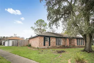 10534 Huntington Wood Dr, Houston, TX 77099 - Photo 2