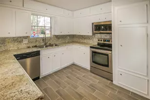 10534 Huntington Wood Dr, Houston, TX 77099 - Photo 8