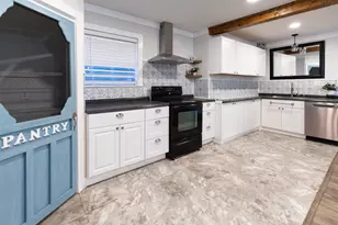 1425 15th St, Huntsville, TX 77340 - Photo 4