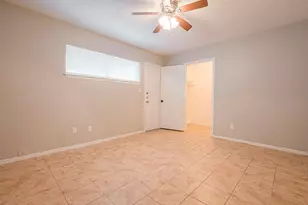 1108 W Tri Oaks Ln, Houston, TX 77043 - Photo 16