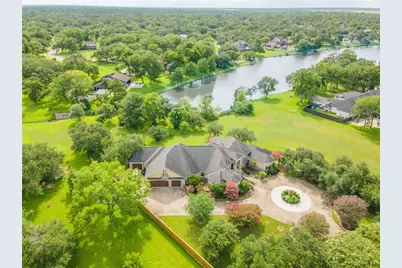 101 Rosewood Street, Lake Jackson, TX 77566 - Photo 2